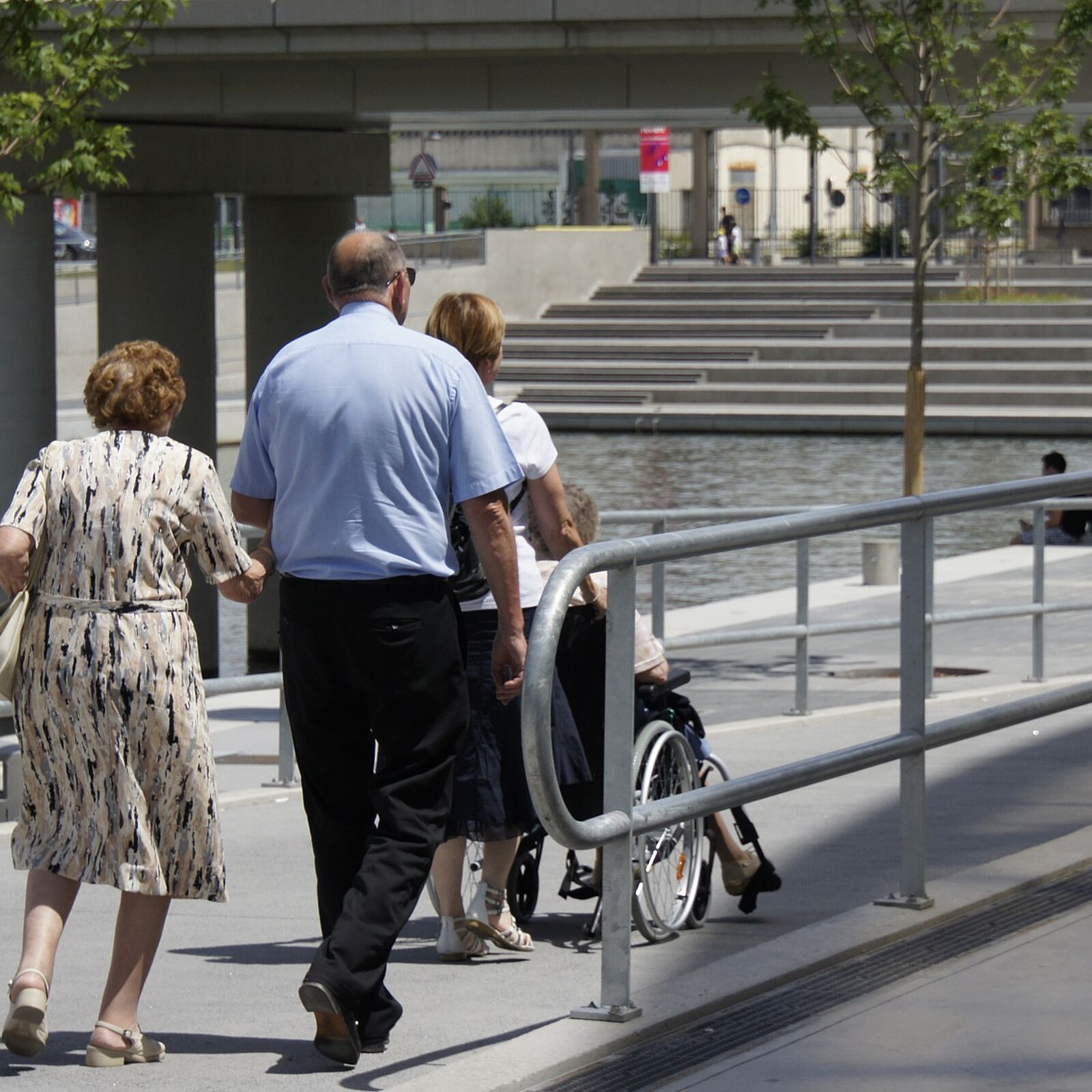 Seniorinnen und Senioren in der Stadt