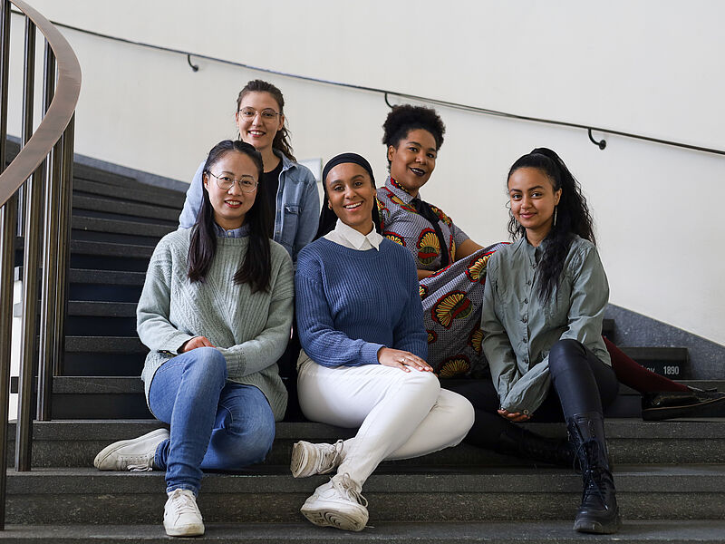 Les organisatrices de SESCAS en printemps 2022: (de gauche à droite) Xiao Meng, Raluca Marcu, Ellen Sow, Elisa da Costa, Gelila Berhanu (image: Ivanca Kosicova 2022).