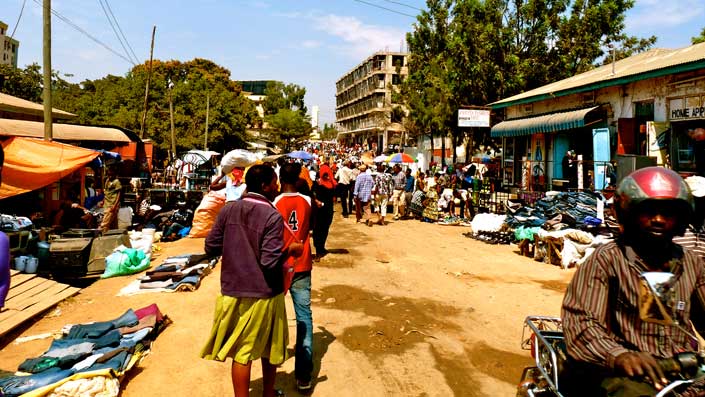 [Translate to Französisch:] Strassenszene in Mwanza, Tansania (Sandra Staudacher)